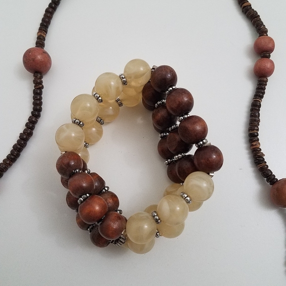 $13 Wooden Beaded Necklace with Bracelet - Picture 5 of 6